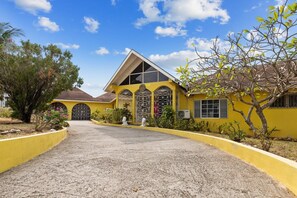 Villa, 6 Bedrooms | Exterior