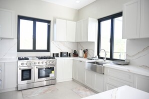 Villa, 2 Schlafzimmer | Eigene Küche | Kühlschrank, Ofen, Wasserkocher mit Kaffee-/Teezubehör, Toaster