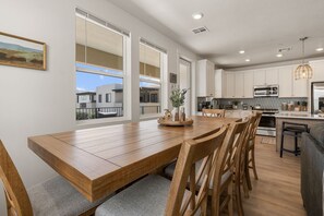 Condo, 3 chambres | Restauration