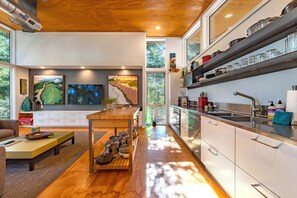 Fridge, oven, coffee/tea maker, toaster