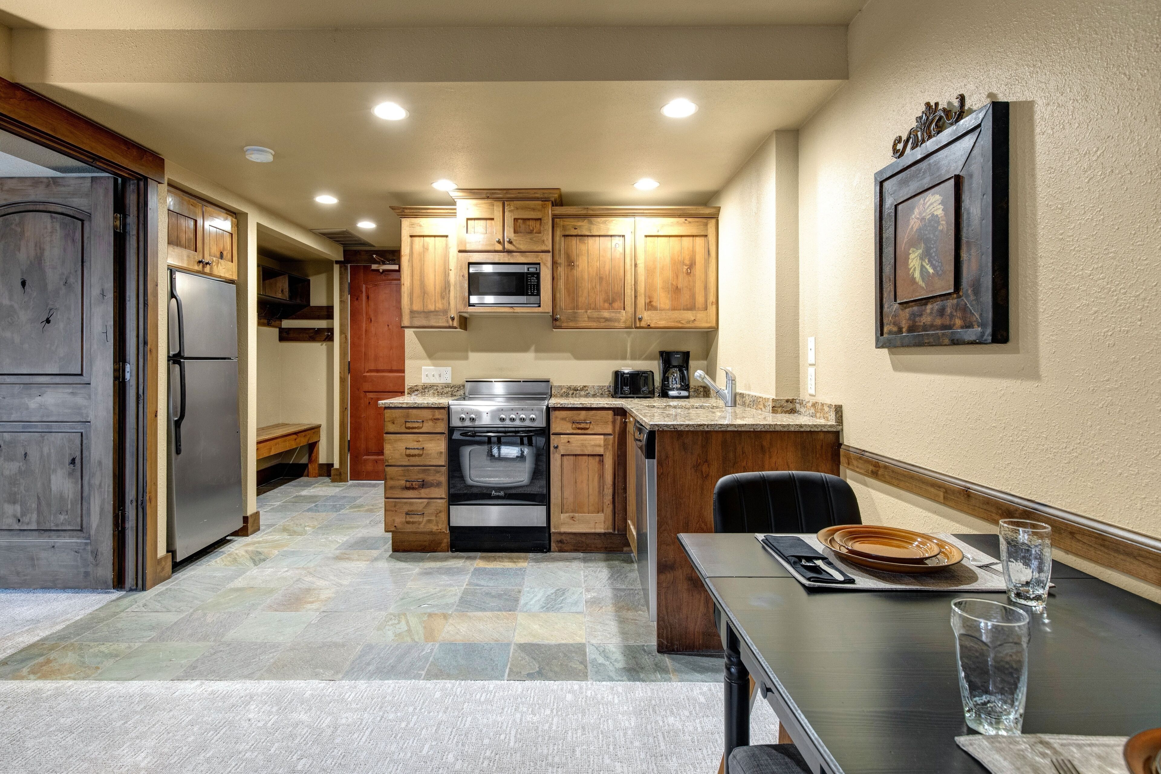 Condo, 1 habitación | Cocina privada | Refrigerador, cafetera y tetera y tostadora 