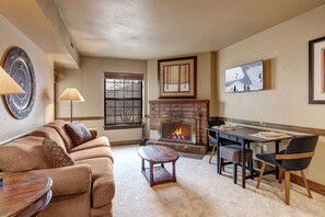 Condo, 1 phòng ngủ | Khu phòng khách