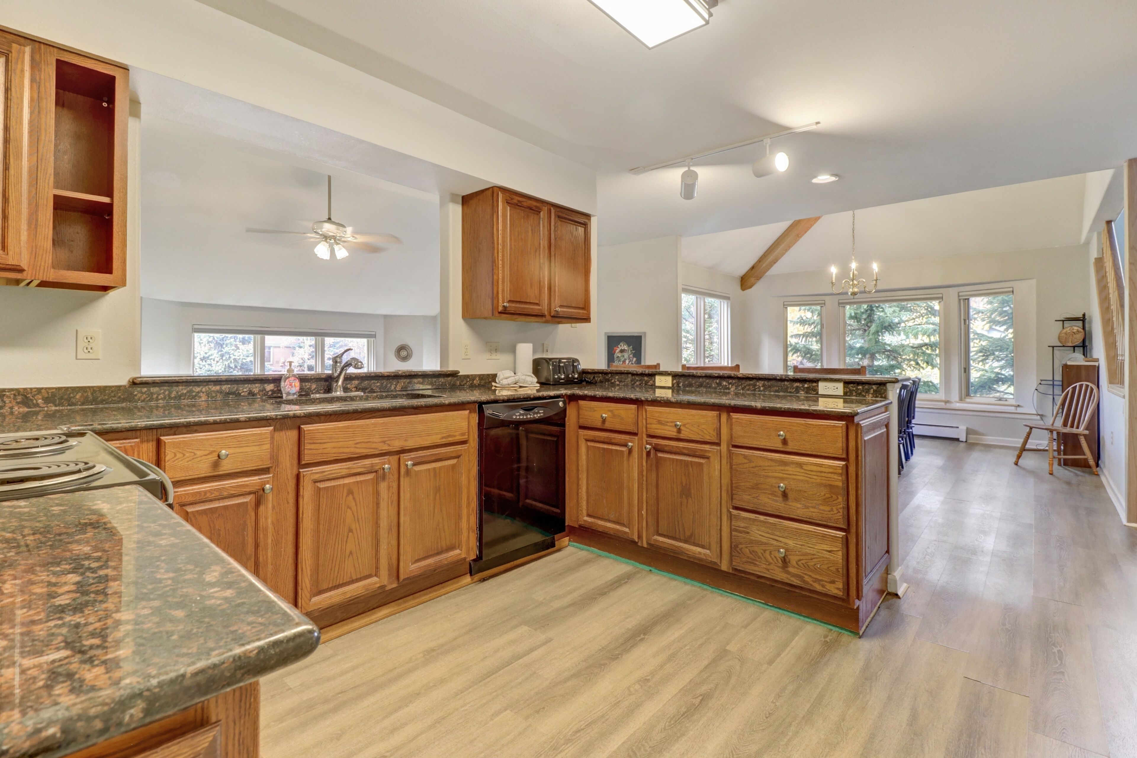 Eigene Küche | Kühlschrank, Ofen, Wasserkocher mit Kaffee-/Teezubehör, Toaster