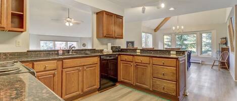 Private kitchen | Fridge, oven, coffee/tea maker, toaster