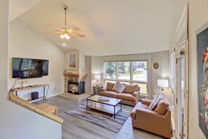 Living area | Smart TV - Legends 11 5 Bedroom Townhouse (Copper Mountain)