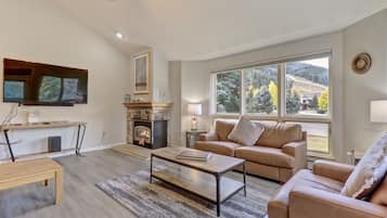 Resortwoning, 5 slaapkamers | Woonruimte | Een smart-tv