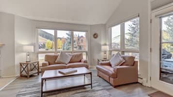 Casa de ciudad, 5 habitaciones | Área de sala de estar | Smart TV