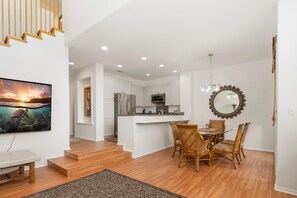 Condo, 2 Bedrooms | Dining