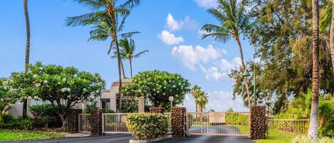 Condo, 2 Bedrooms | Property grounds