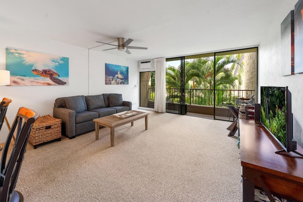 Condo, 1 Bedroom | Living area