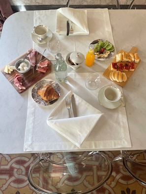 Petit déjeuner complet compris tous les jours