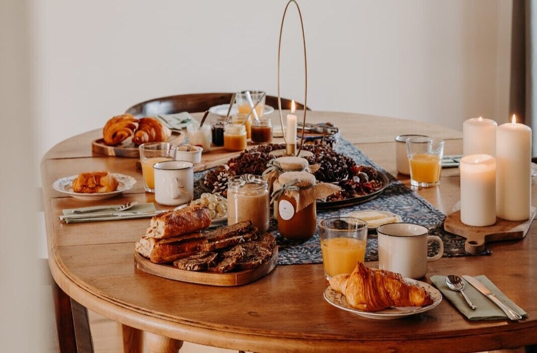 朝食 (フル ブレックファスト)、毎日提供 (1 名様 17 EUR)