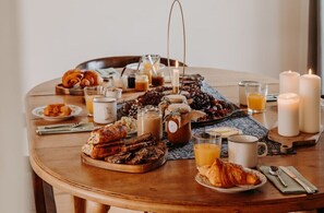 Sarapan penuh setiap hari (EUR 17 seorang)