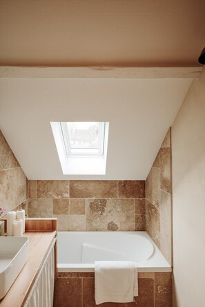 Classic-Doppelzimmer, Gartenblick | Badezimmer | Haartrockner, Handtücher, Seife, Shampoo