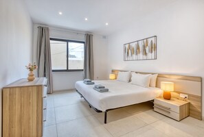 4 slaapkamers, een strijkplank/strijkijzer, gratis wifi, beddengoed