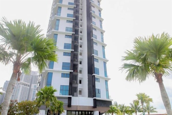 Outdoor pool - Almas suites Iskandar @ Puteri Harbour Johor By The One (Iskandar Puteri)