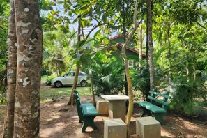 Outdoor dining - Marakolliya Stay, 2BR Residential Holiday Bungalow (Hambantota)