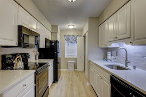 Kjøleskap, mikrobølgeovn, kokeplater og oppvaskmaskin