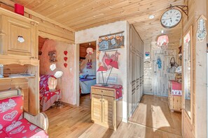 2 habitaciones y tabla de planchar con plancha