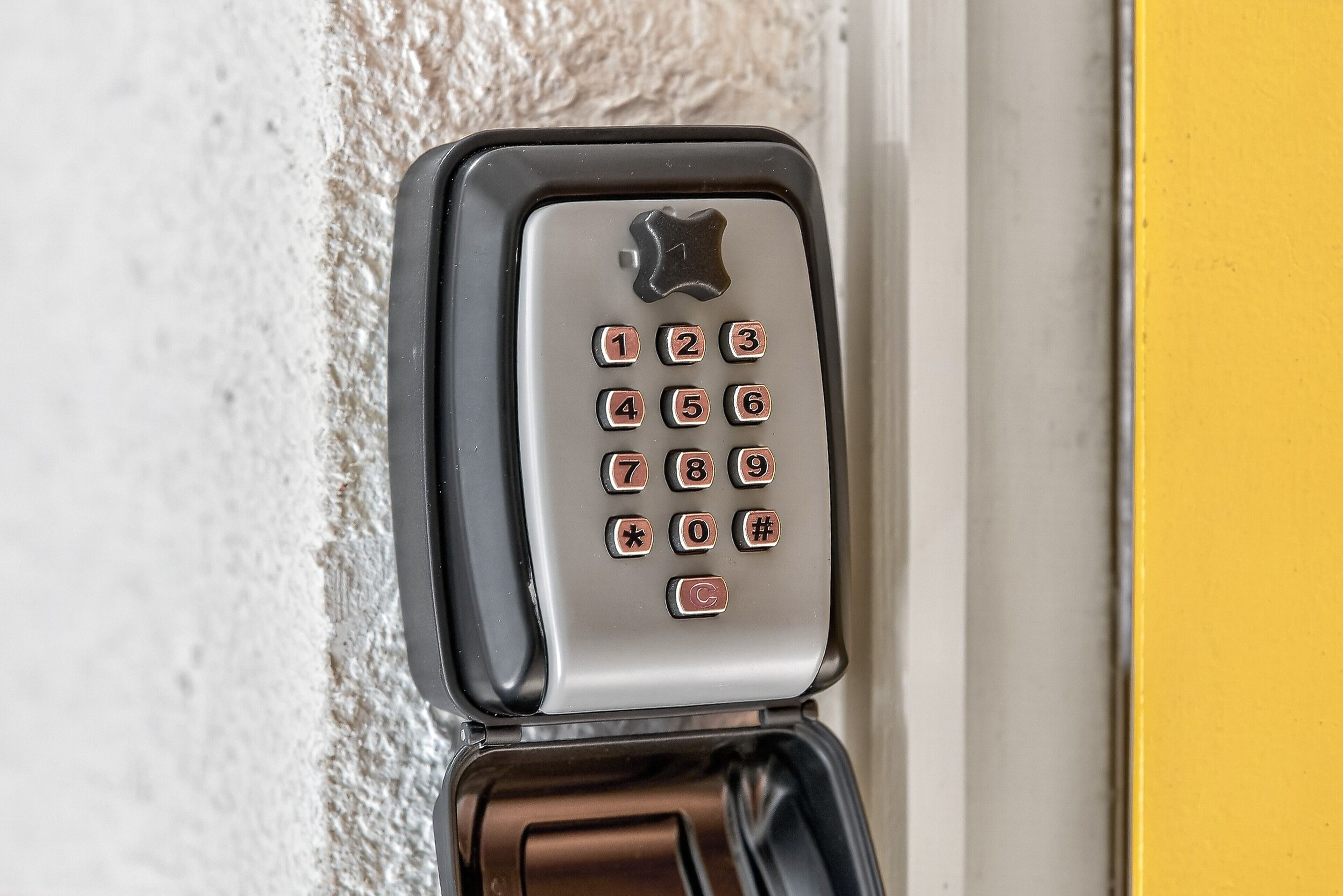 Puerta con cerradura electrónica de teclado numérico.