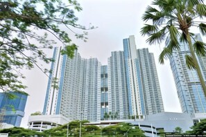 Unclassified image, 2 of 21, button - 2 BR ANDERSON 25floor above pakuwon mall the biggest shopping center (Wiyung)