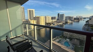 Un balcone con vista sulla città e sul fiume.