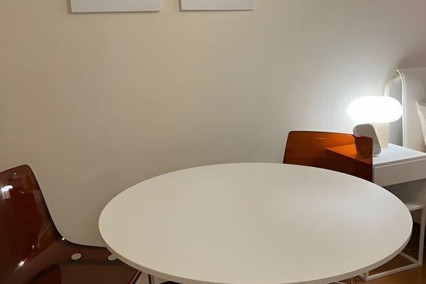 A round white table with a white chair, a desk with a lamp, and a chair with a reflective surface. - CUBE STAY KITA-TOKYO (Tokyo)