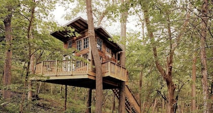 Magical Tree House Rental near Kansas City for Glamping in Missouri