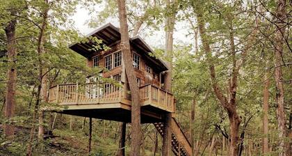 Magical Tree House Rental near Kansas City for Glamping in Missouri
