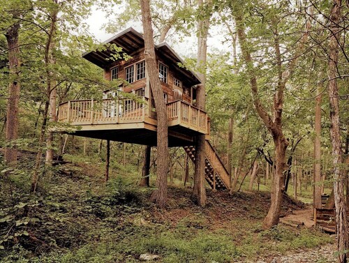 Magical Tree House Rental near Kansas City for Glamping in Missouri
