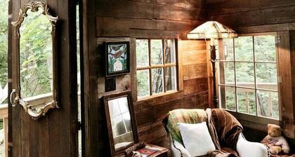 Magical Tree House Rental near Kansas City for Glamping in Missouri