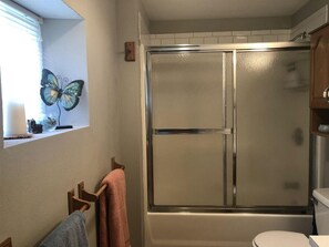 Bañera de hidromasaje, secador de pelo, toallas y papel higiénico