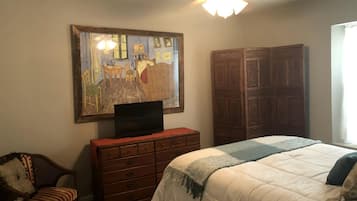 2 bedrooms, desk, iron/ironing board, WiFi