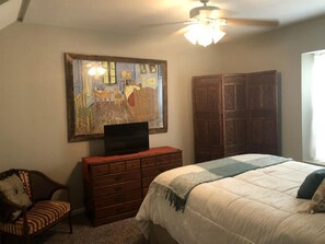 2 bedrooms, desk, iron/ironing board, WiFi