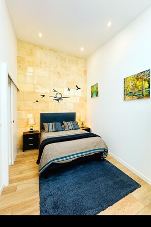 2 多间卧室、办公桌、熨斗/熨衣板、旅行婴儿床