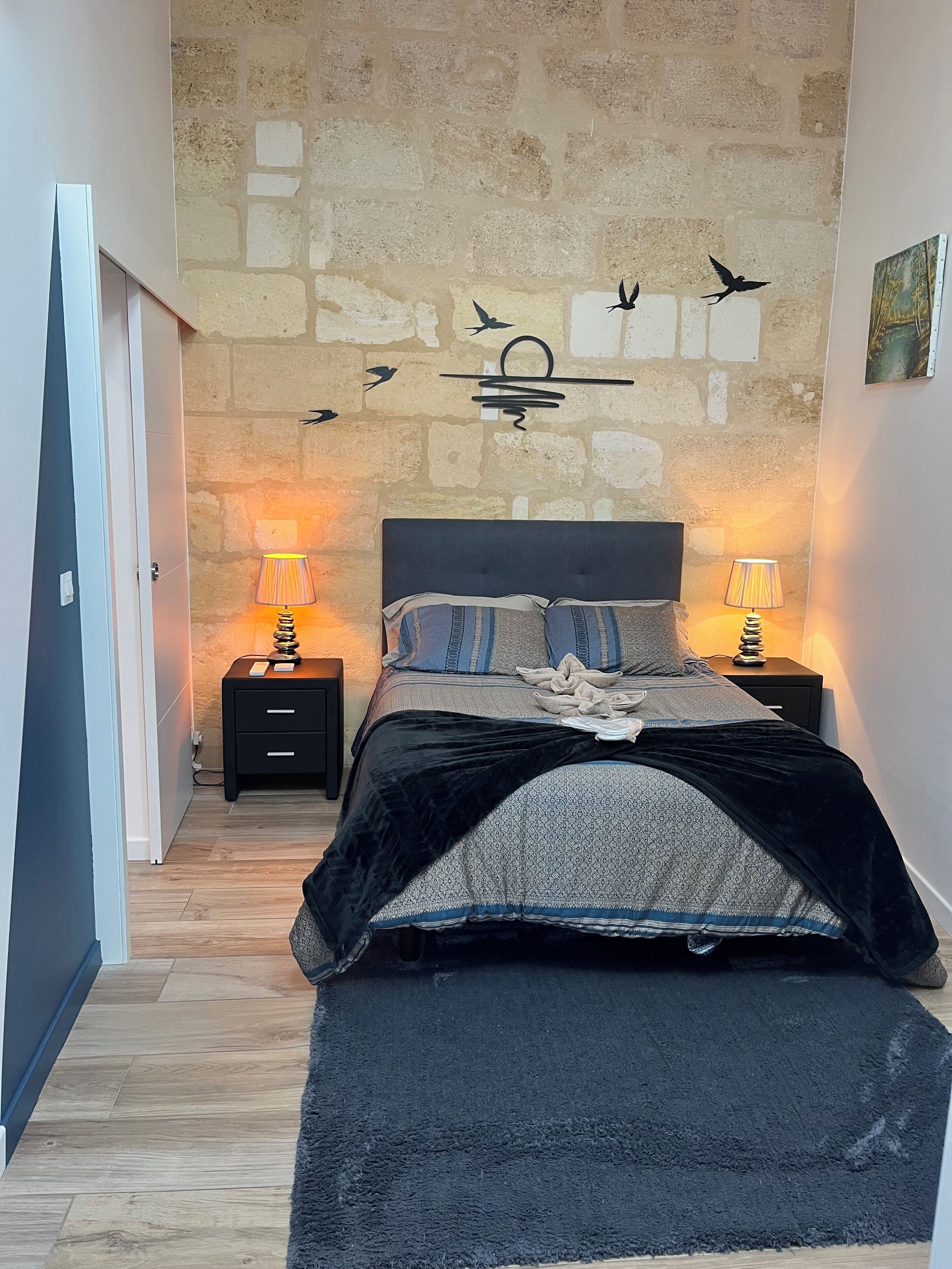 2 sovrum, skrivbord, strykjärn/strykbräda och resesäng