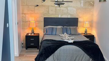 2 slaapkamers, een bureau, een strijkplank/strijkijzer, gratis wifi