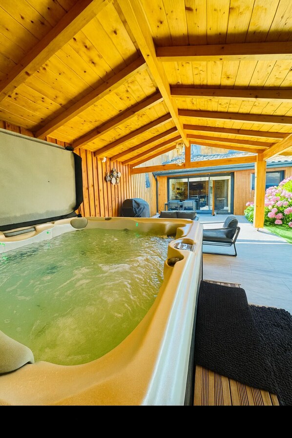 Bañera de hidromasaje exterior