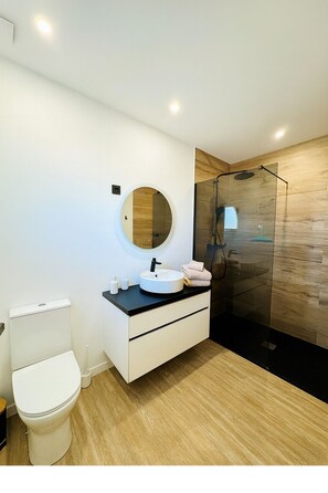 Shower, hair dryer, towels, soap - La Bulle Médocaine - Upscale cocoon with private Jacuzzi (Macau)
