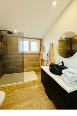 淋浴设施、吹风机、毛巾、肥皂