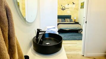 2 chambres, bureau, fer et planche Ă repasser, lit parapluie