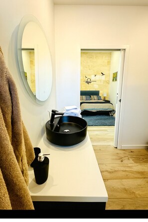 2 habitaciones, escritorio y tabla de planchar con plancha