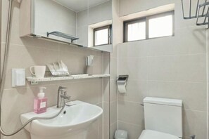 Room - Haru Stay/Queen Bed 3/Seoul Station. Hongdae. Gangnam 30 minutes/Subway Station 7 minutes (Seoul)