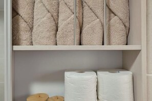 Room - Haru Stay/Queen Bed 3/Seoul Station. Hongdae. Gangnam 30 minutes/Subway Station 7 minutes (Seoul)