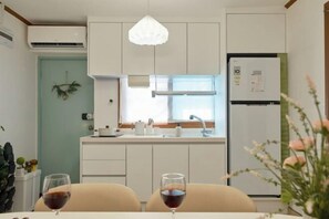 Room - Haru Stay/Queen Bed 3/Seoul Station. Hongdae. Gangnam 30 minutes/Subway Station 7 minutes (Seoul)