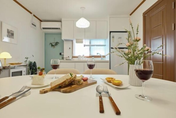 Room - Haru Stay/Queen Bed 3/Seoul Station. Hongdae. Gangnam 30 minutes/Subway Station 7 minutes (Seoul)