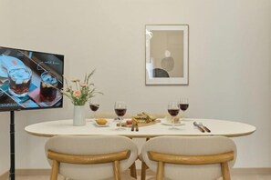 Room - Haru Stay/Queen Bed 3/Seoul Station. Hongdae. Gangnam 30 minutes/Subway Station 7 minutes (Seoul)