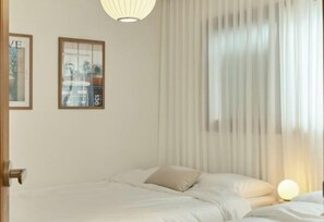 Room - Haru Stay/Queen Bed 3/Seoul Station. Hongdae. Gangnam 30 minutes/Subway Station 7 minutes (Seoul)