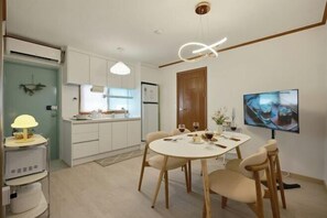 Room - Haru Stay/Queen Bed 3/Seoul Station. Hongdae. Gangnam 30 minutes/Subway Station 7 minutes (Seoul)