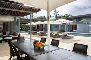 تناول الطعام بالخارج